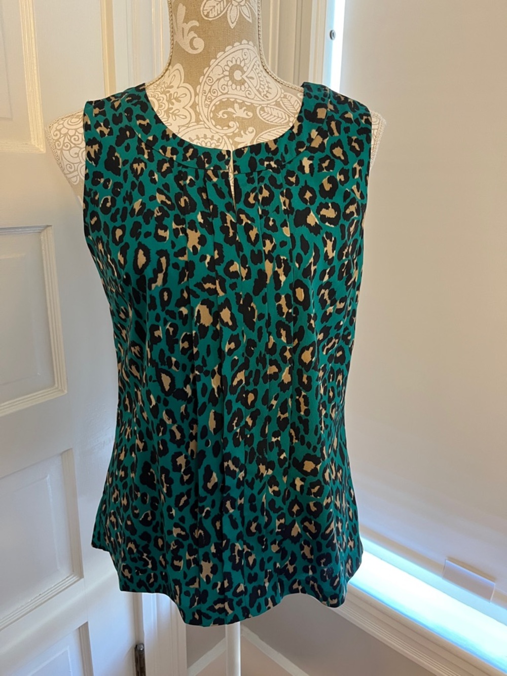 Size M Banana Republic Green Leopard-Print Sleeveless Blouse Pleats